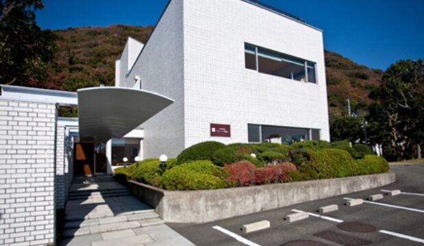 専用階段からそのままビーチへ出られる三浦半島の隠れ家ホテル